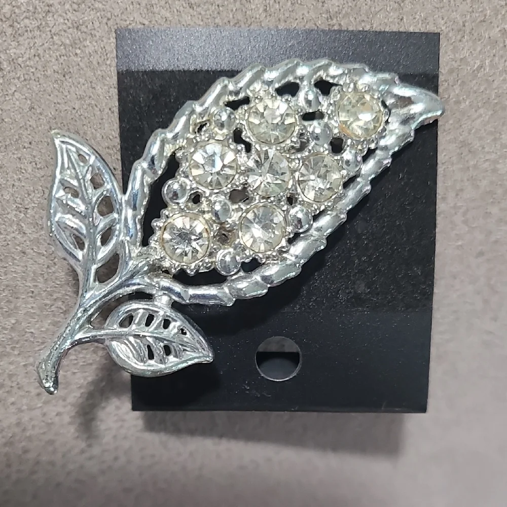 Sparkling Silver Floral‎ Brooch
